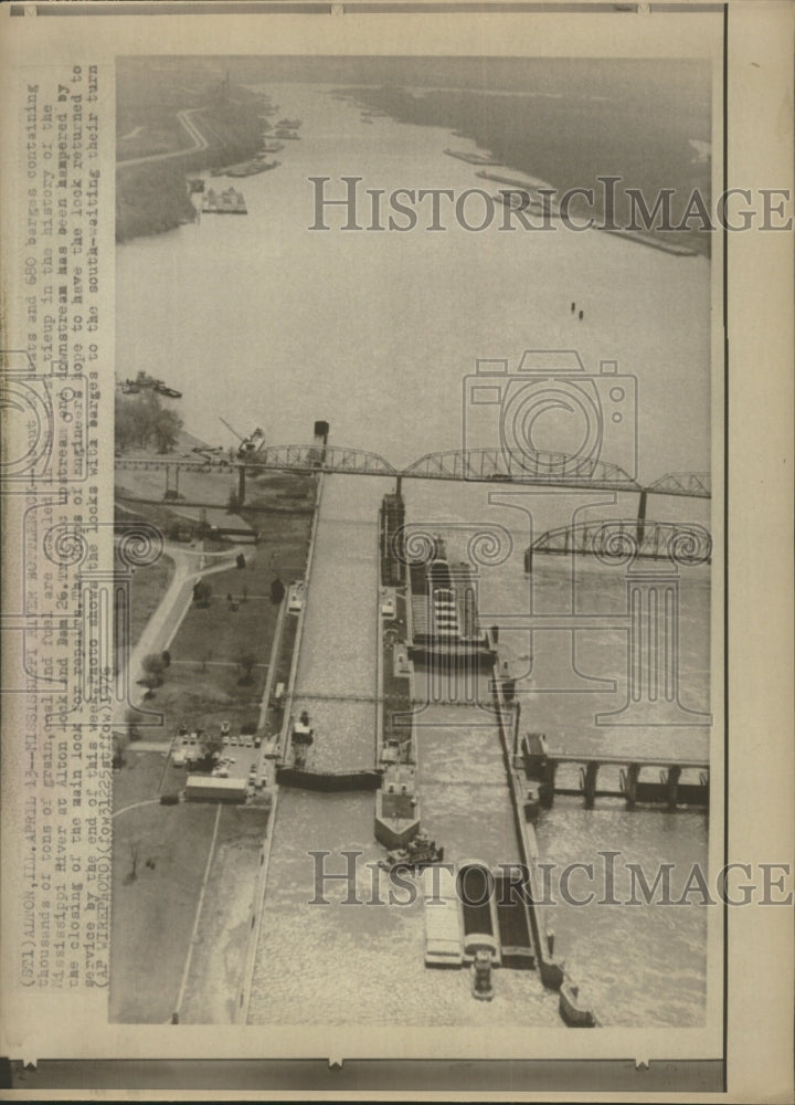 1976 Press Photo Barges And Boats Stalled - RRW48705 - Historic Images