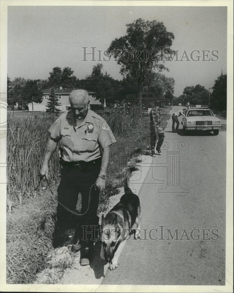 1981 Press Photo Police Officer Searches In Vain - RRW48725 - Historic Images