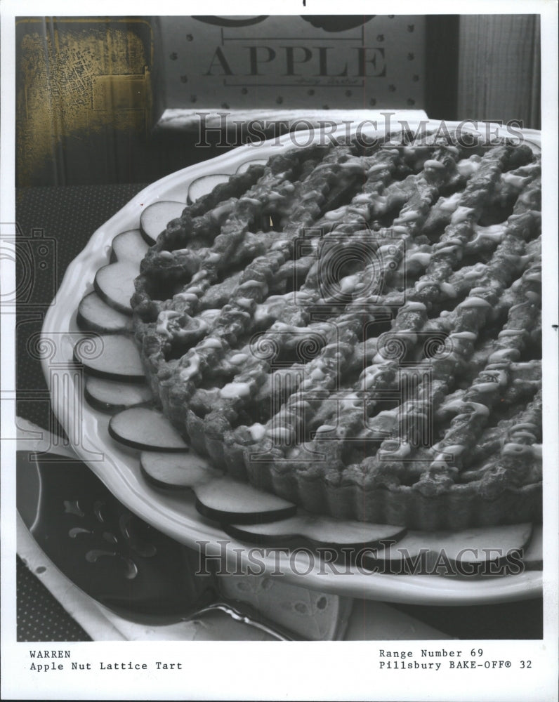 1986 Press Photo Apple nut lattice tart flavored bake - RRW48885 - Historic Images