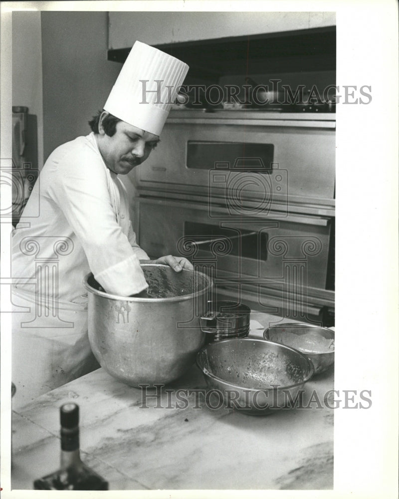 1982 Press Photo Anthony Zuncic Cooking Strawberry Tart - RRW48911 - Historic Images