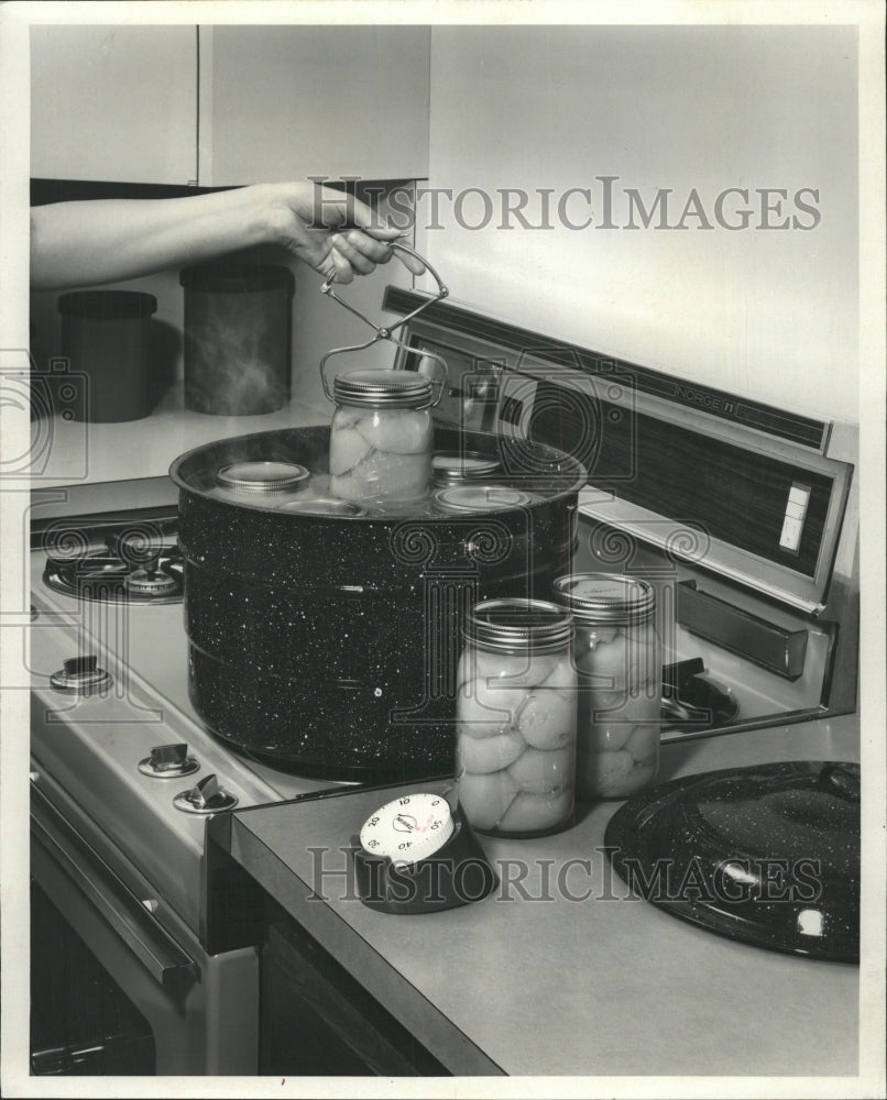 1980 Press Photo Home Canner Prepares Cans - RRW48965 - Historic Images