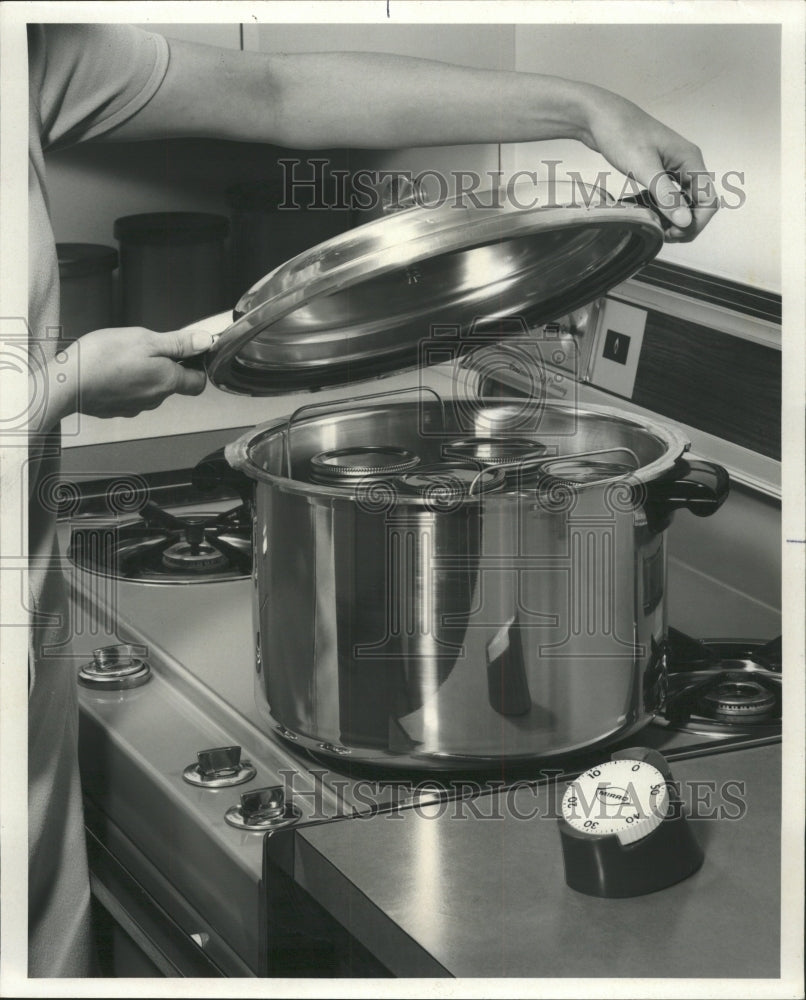 1980 Press Photo Vegetables meats pressure canner Jar - RRW48971 - Historic Images