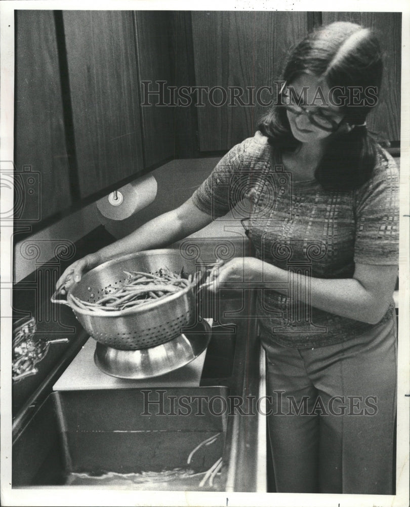 Press Photo Carolyn Boisvert Demonstrates Cooking - RRW48975 - Historic Images