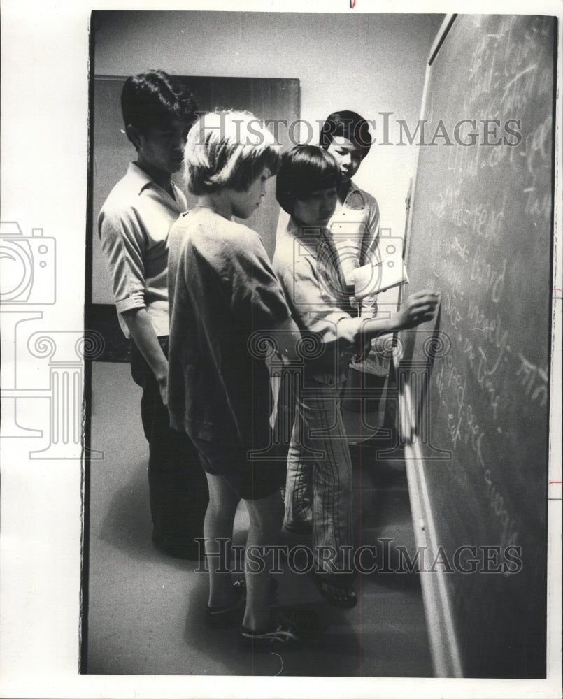 1975 Press Photo Jeff Marczewski Cambodian refugees - RRW49013 - Historic Images