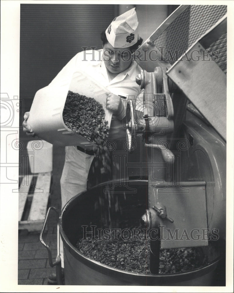 1985 Press Photo Angel Jimenez fruitcake Charles plant - RRW49045 - Historic Images