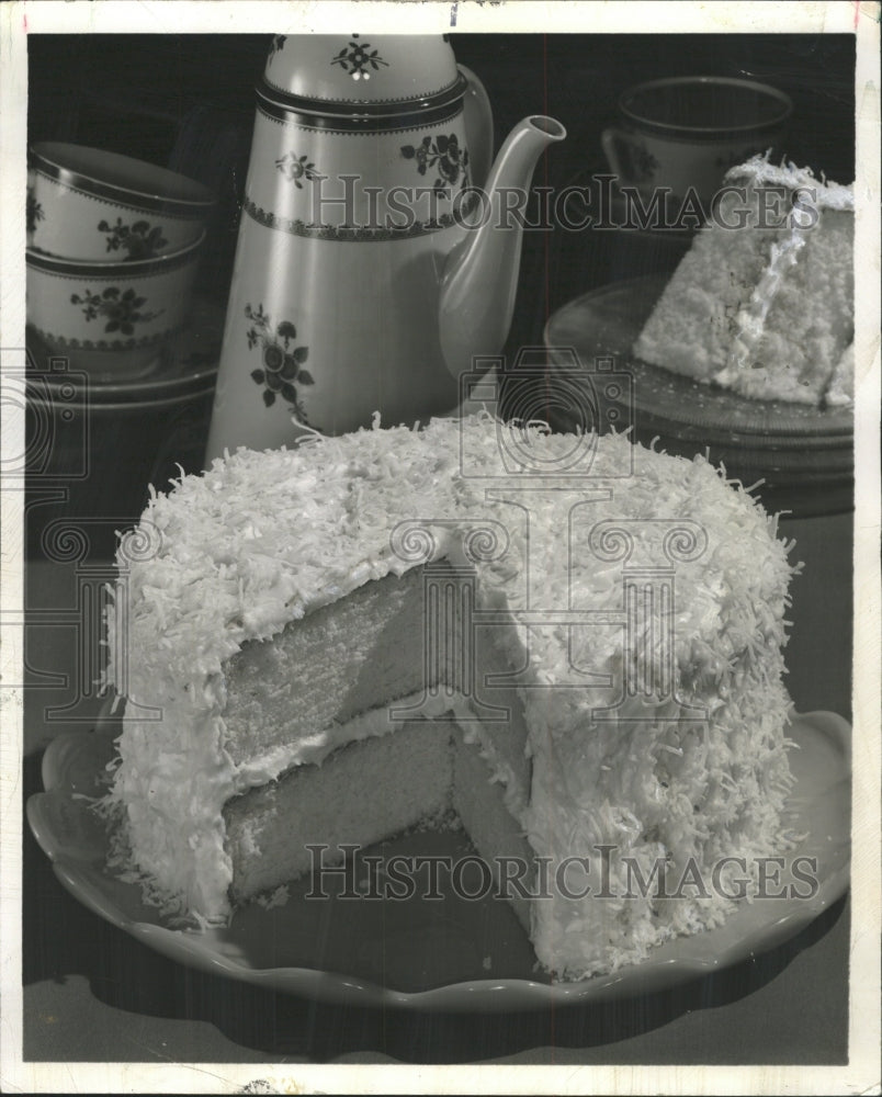 1987 Press Photo White Cake Supreme - RRW49049 - Historic Images