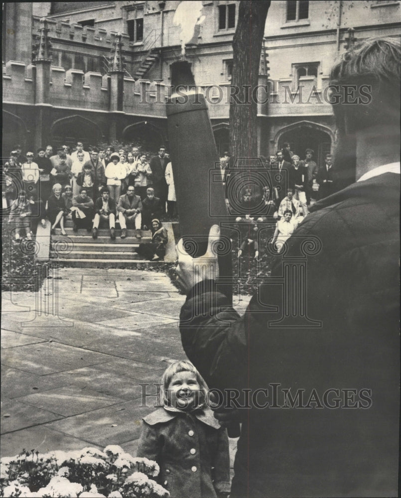 1967 Press Photo Vince Rossi San Francisco Torch Girl - RRW49125 - Historic Images