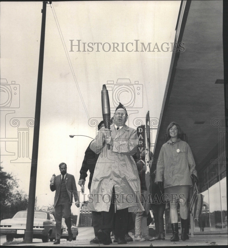 1967 Press Photo Frederick W. Zimmerman &amp; Peace Torch - RRW49127 - Historic Images