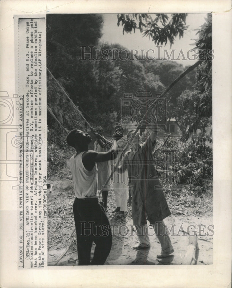 1964 Press Photo Natives Sokoda US Peace Corps - RRW49145 - Historic Images