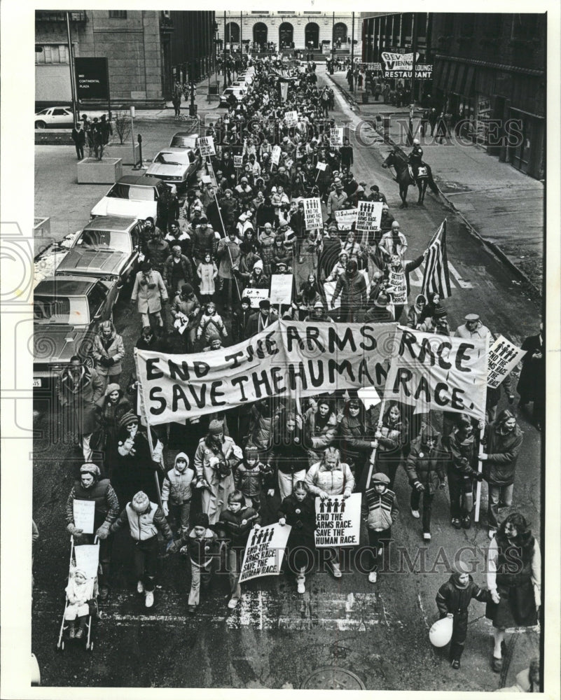 1982 Press Photo Peace Army Adams Nearing rally Site - RRW49173 - Historic Images