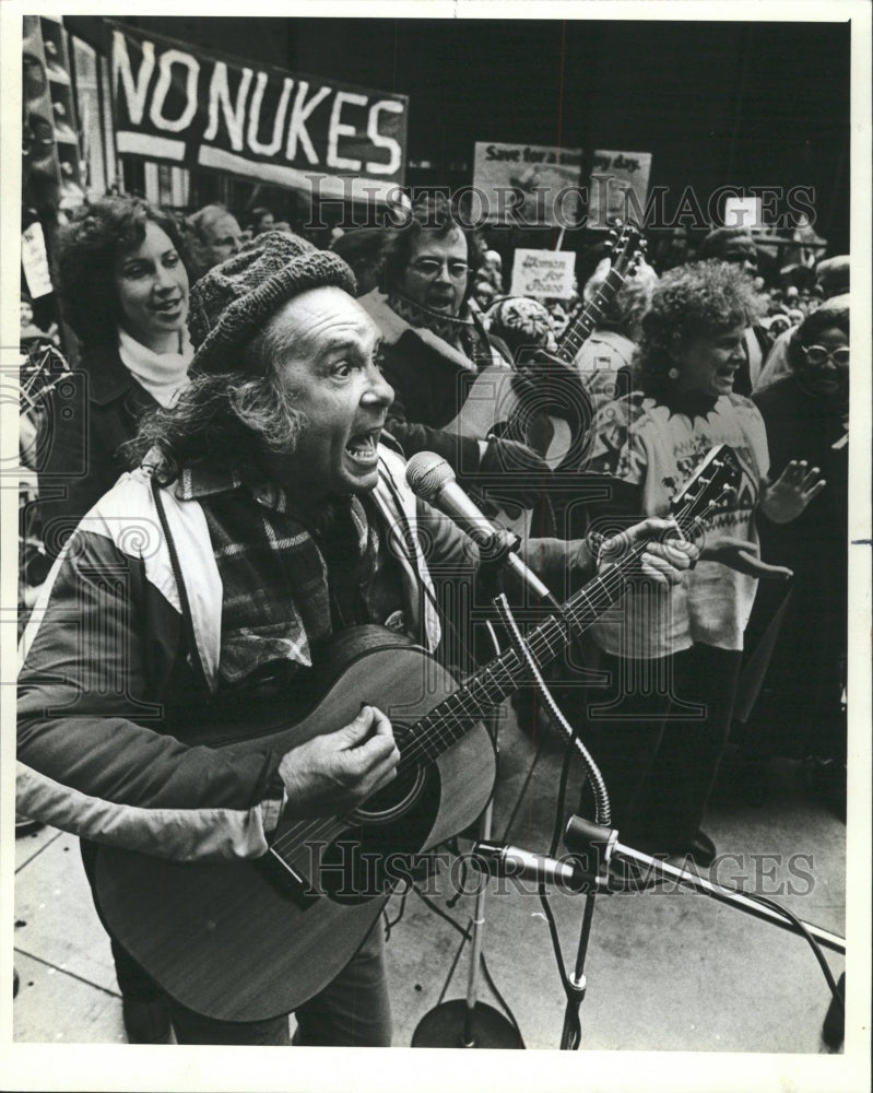 1982 Press Photo Folksingers Chicago Michigan - RRW49175 - Historic Images