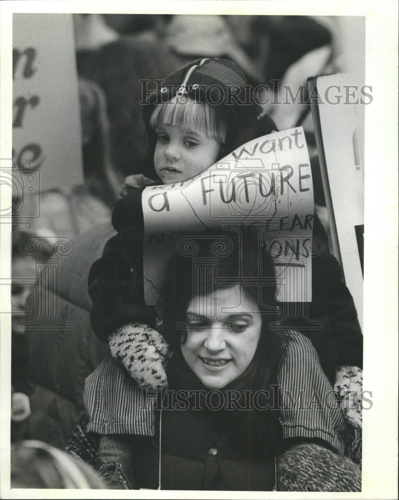 1982 Press Photo Kids Future Kluczynski Federal Plaza - RRW49177 - Historic Images