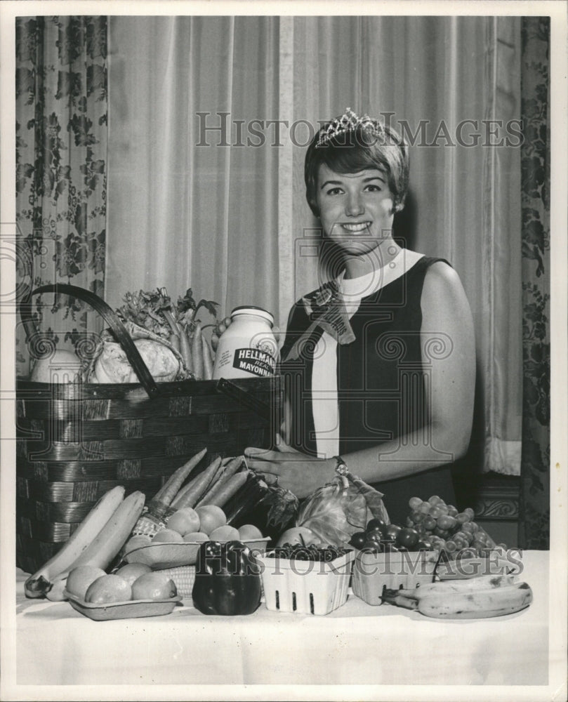 Press Photo College Queen Patrioia Ann Fanning foods - RRW49209 - Historic Images