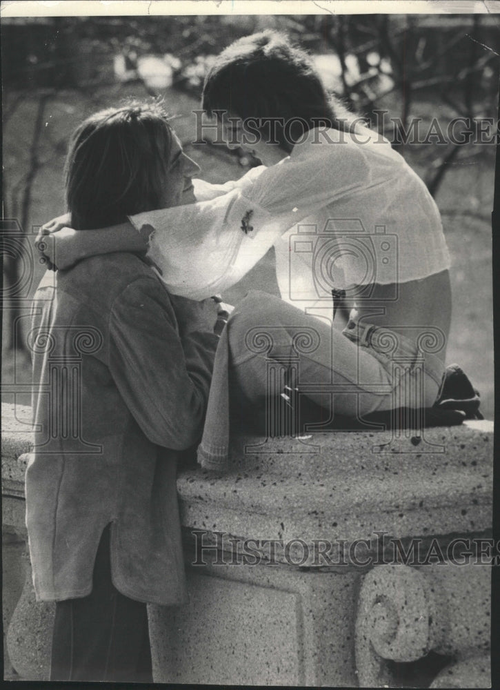 1976 Press Photo Love Grant Park Chicago Spring - RRW49299 - Historic Images