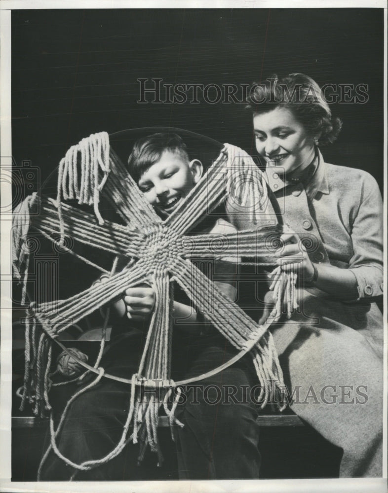 1952 Press Photo Miss Jean Kennedy weaving technique - RRW49369 - Historic Images