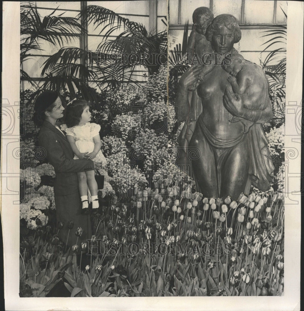 1952 Press Photo London Park Conservatory Moher Day - RRW49375 - Historic Images