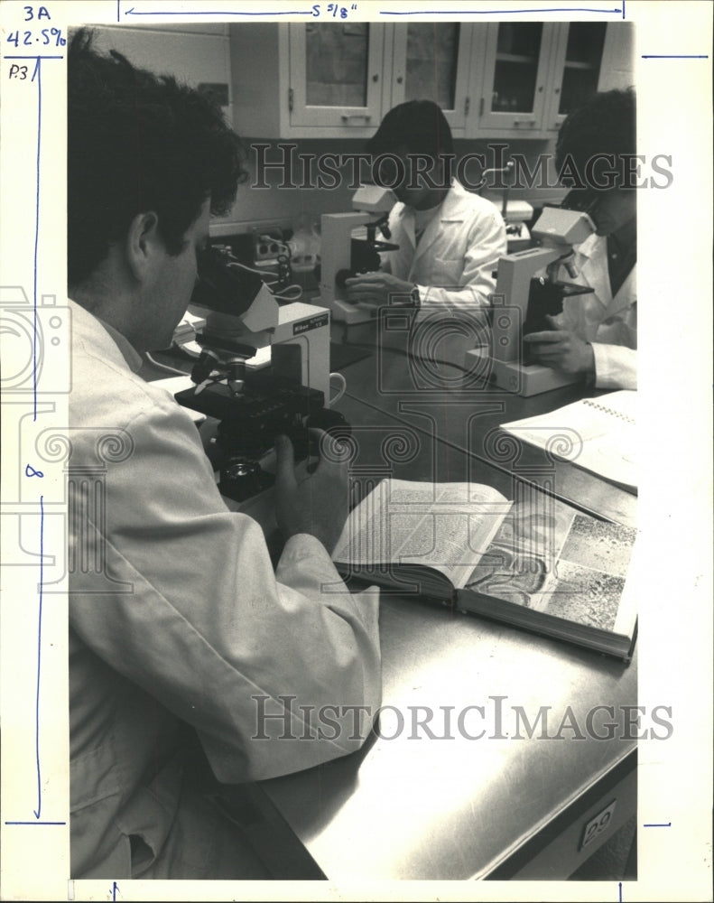 1990 Press Photo Loyola University microscopes students - RRW49389 - Historic Images