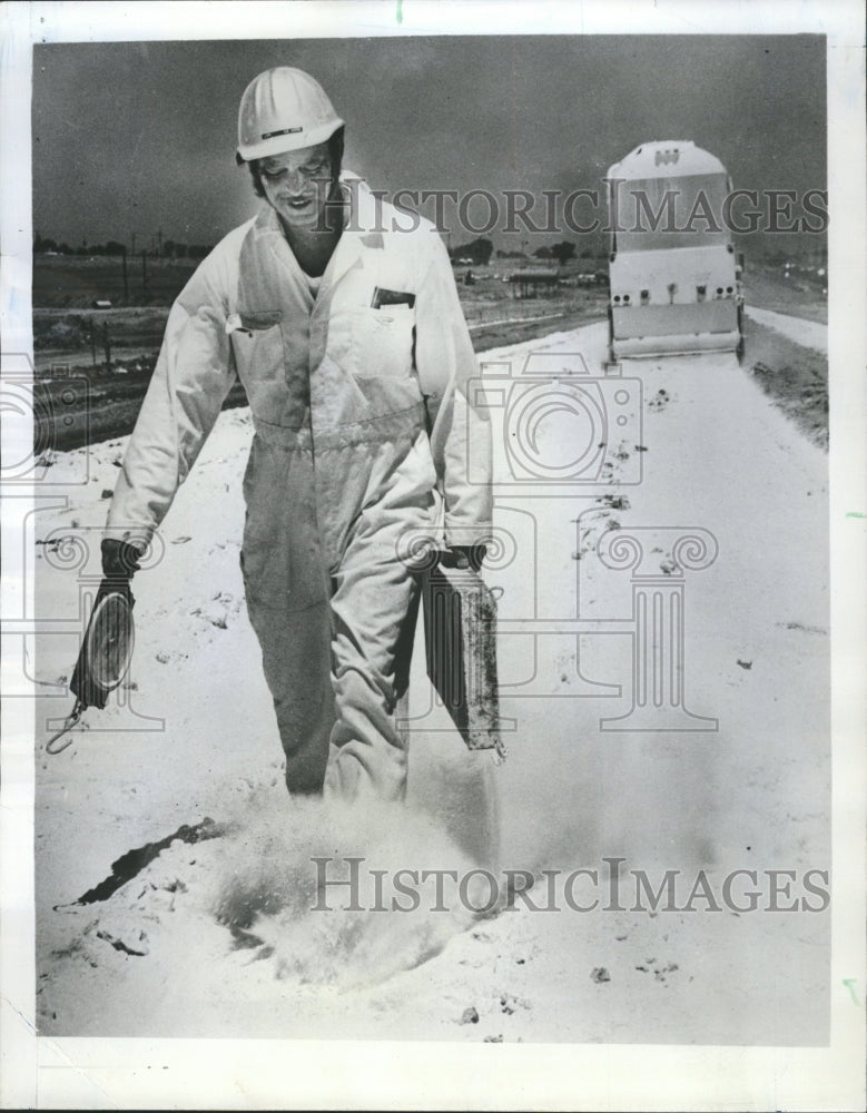 1971 Press Photo Jim LeMons Road Construction Project - RRW49393 - Historic Images