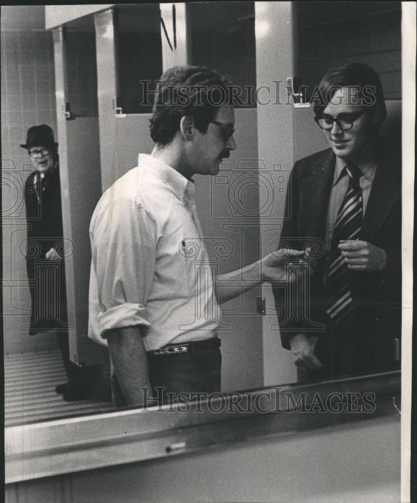 1970 Press Photo Drugs being pass to a fellow co worker - RRW49479 - Historic Images