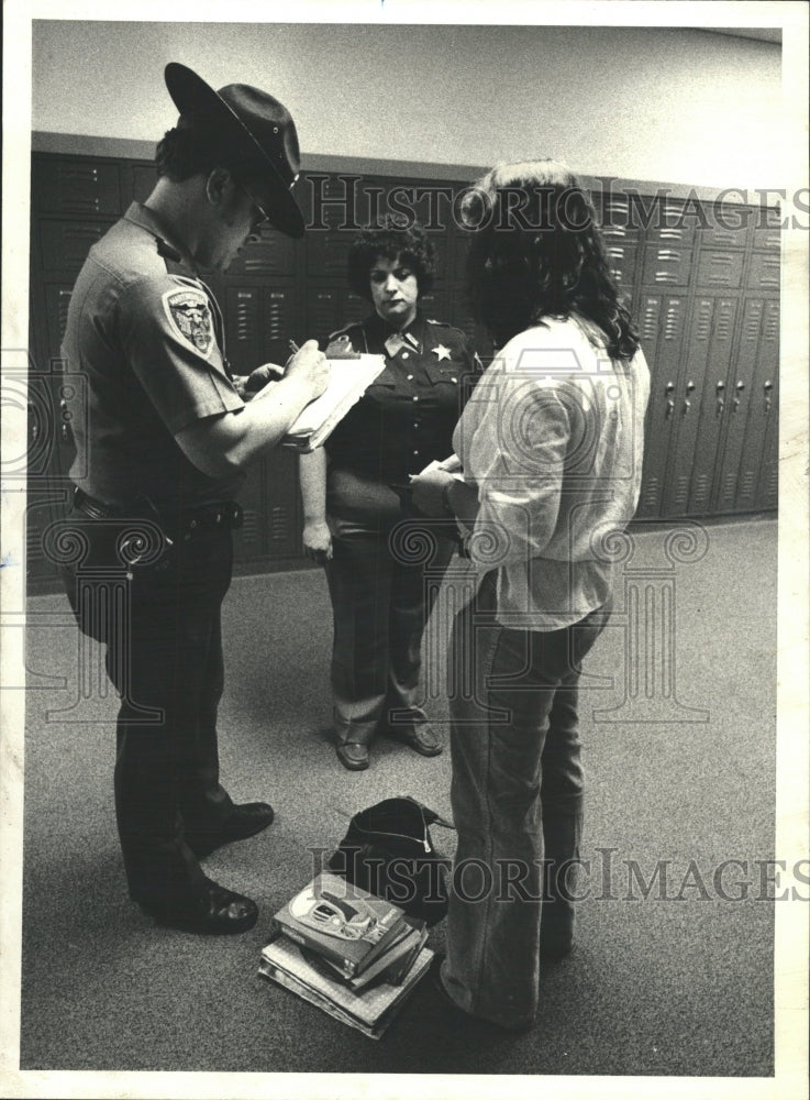 1979 Press Photo Policeman and sheriff&#39;s matron - RRW49507 - Historic Images