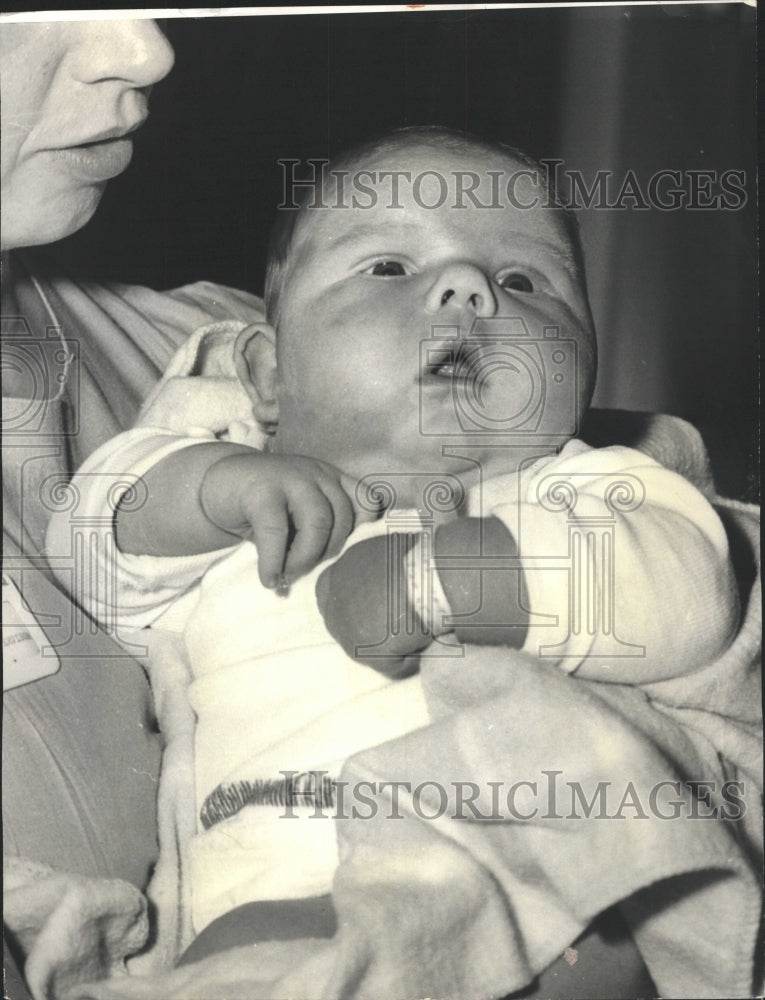 1965 Press Photo Michael Andrew weighs 14 pounds - RRW49519 - Historic Images