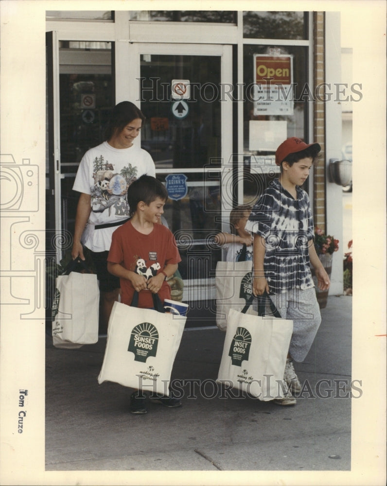 1990 Press Photo &quot;environmentally friendly&quot; bags - RRW49537 - Historic Images