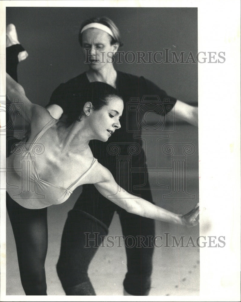 1986 Press Photo Adam Luders rehearses a scene from &quot;Ci - RRW49541 - Historic Images