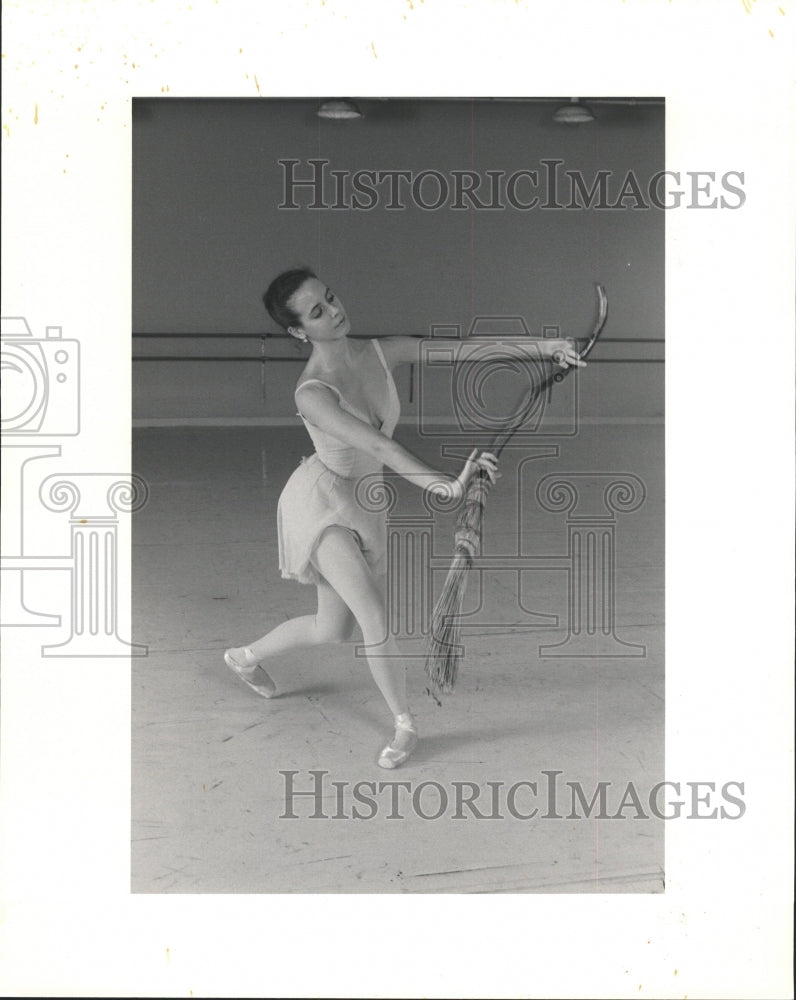 1986 Press Photo Cinderella Ballet - RRW49543 - Historic Images