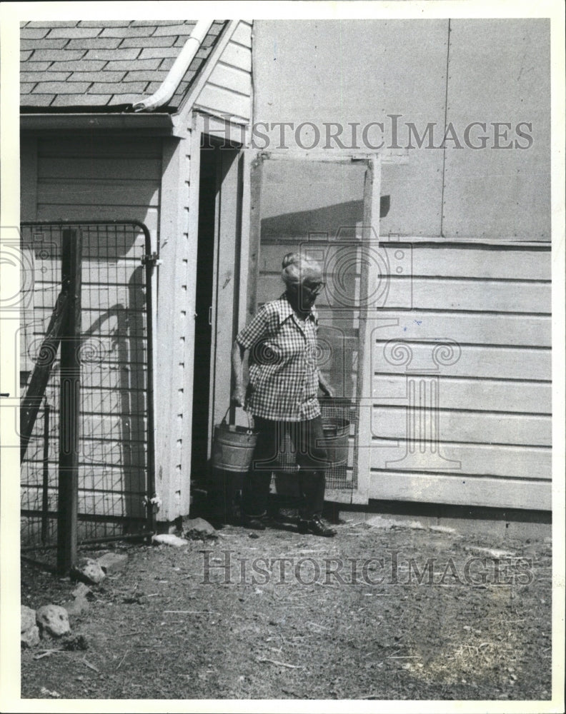 1987 Press Photo Lenore McDonald in her Wheatland farm - RRW49585 - Historic Images