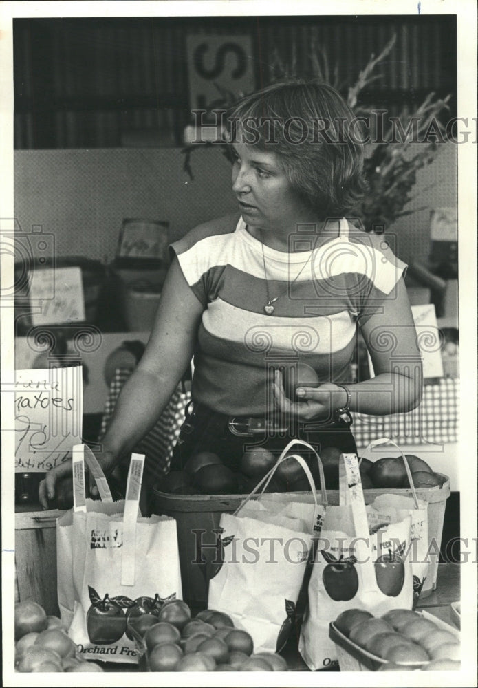 1977 Press Photo Peaches in Chicago market - RRW49591 - Historic Images