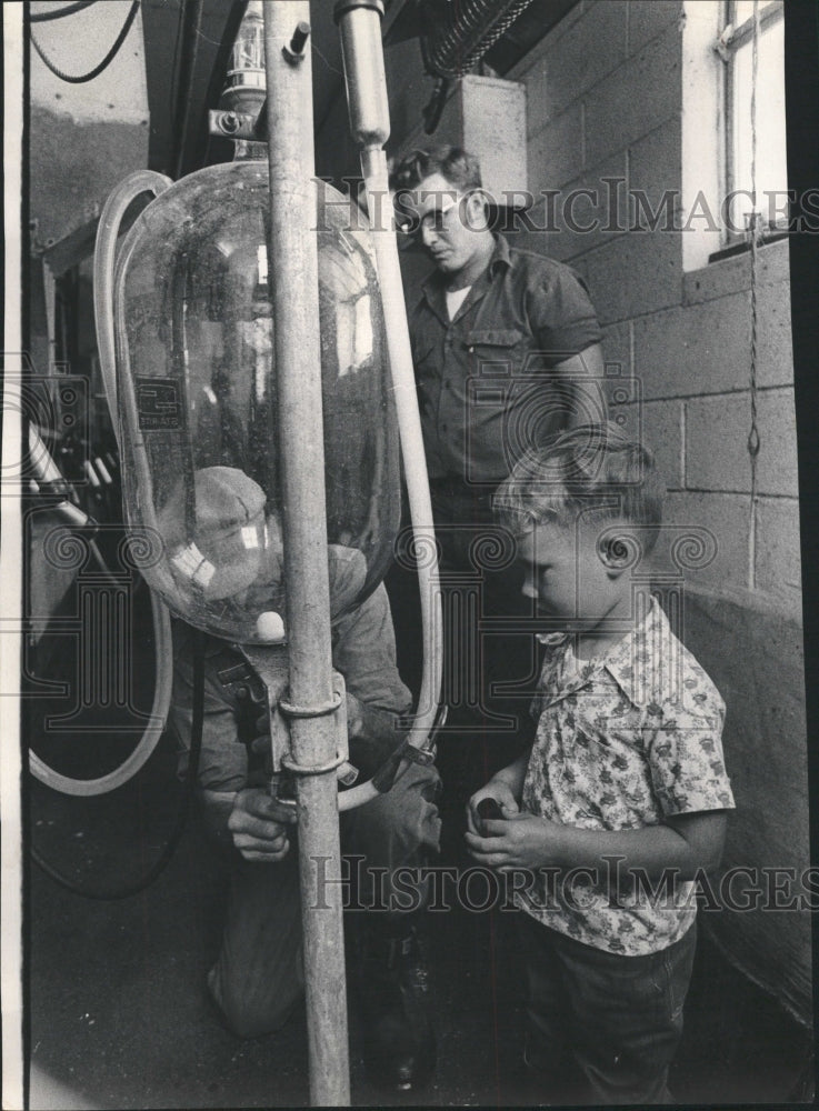 1972 Press Photo Larry learn how to farm from his dad - RRW49601 - Historic Images