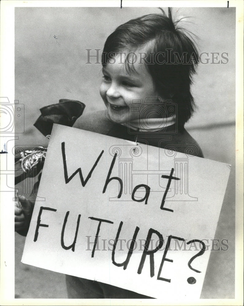1984 Press Photo Little Angie Hanak holds &quot;What future&quot; - RRW49639 - Historic Images