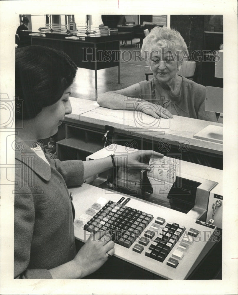 1967 Press Photo First Federal Savings Loan Assn Chi - RRW49697 - Historic Images