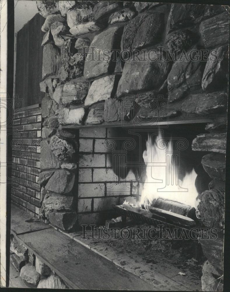 1976 Press Photo Rock Studded Fireplace Homes - RRW49701 - Historic Images