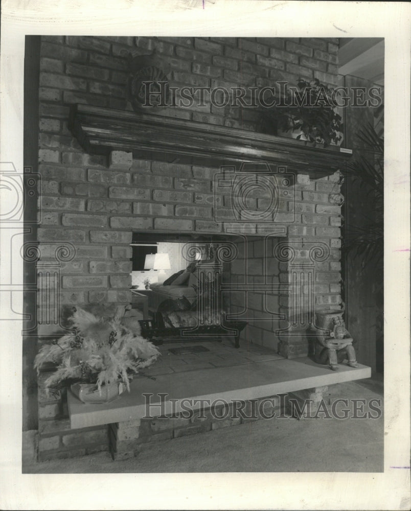 1979 Press Photo Double Sided Fireplace Old Town Estate - RRW49711 - Historic Images