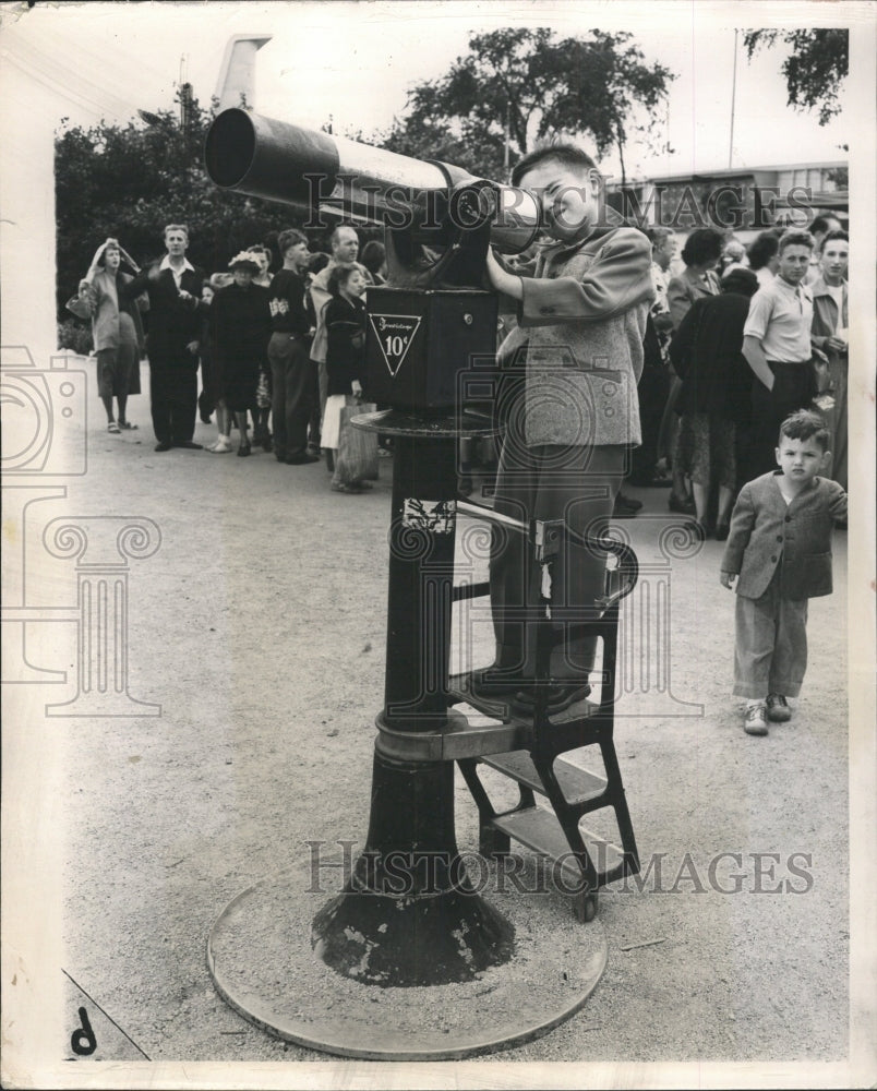 1950 Press Photo Chicago Fair Boy Looking Telescope - RRW49817 - Historic Images