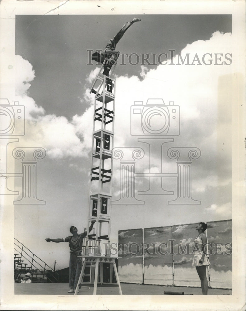 1950 Press Photo Big Top Circus Chicago Fair bottle - RRW49827 - Historic Images