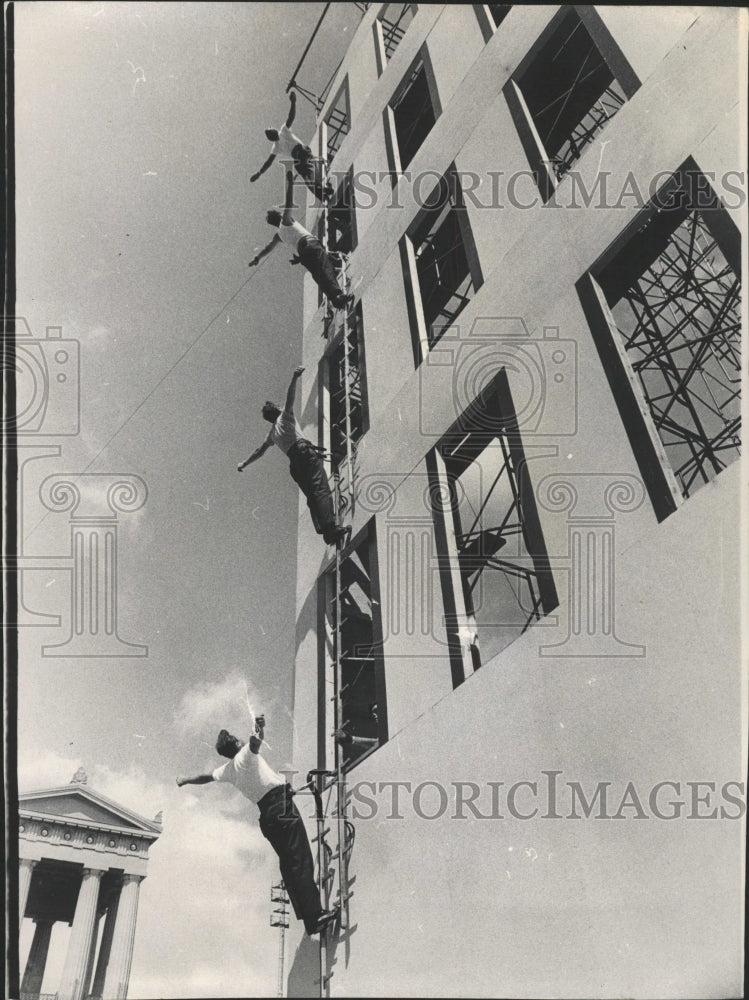 1971 Press Photo Chicago Policemen Firemen Soldier Fire - RRW49937 - Historic Images