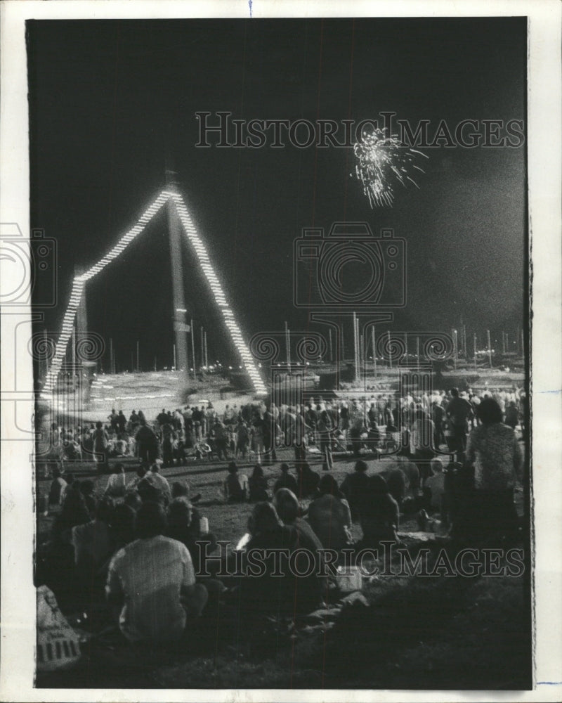 1975 Press Photo Spectators Monroe Harbor grass floats - RRW49969 - Historic Images