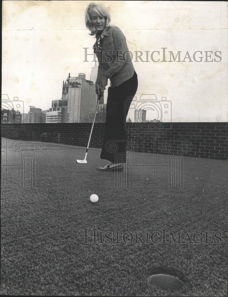 1969 Press Photo Margo Lee Freund Lake Point Tower - RRW49981 - Historic Images