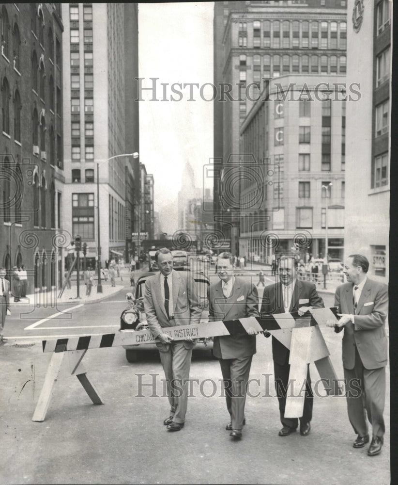 1956 Press Photo Beaubien Lake Michigan barricade Mayor - RRW49999 - Historic Images