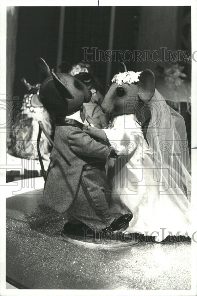 1977 Press Photo Shop Windows Wedding Mouses Marsha - RRW50041 - Historic Images