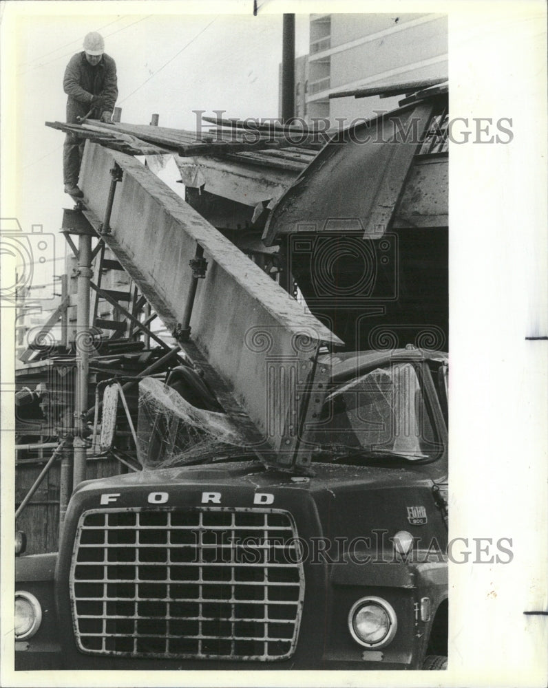 1985 Press Photo Steel beam dump truck accident Clark - RRW50063 - Historic Images