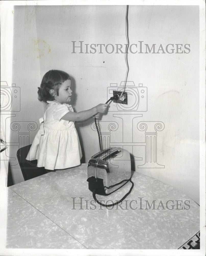 1952 Press Photo Suzette Marie Mohr electrical outlets - RRW50069 - Historic Images