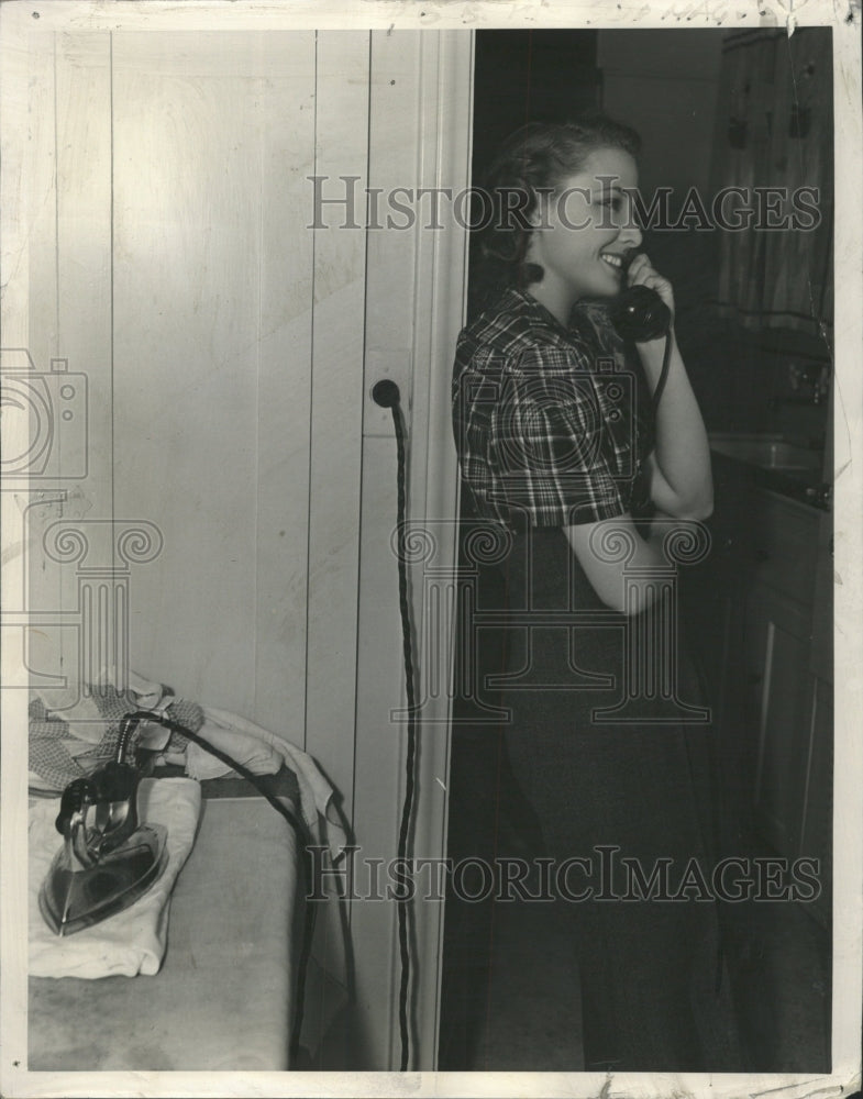 1939 Press Photo Laraine Day telephone Illustrated - RRW50077 - Historic Images