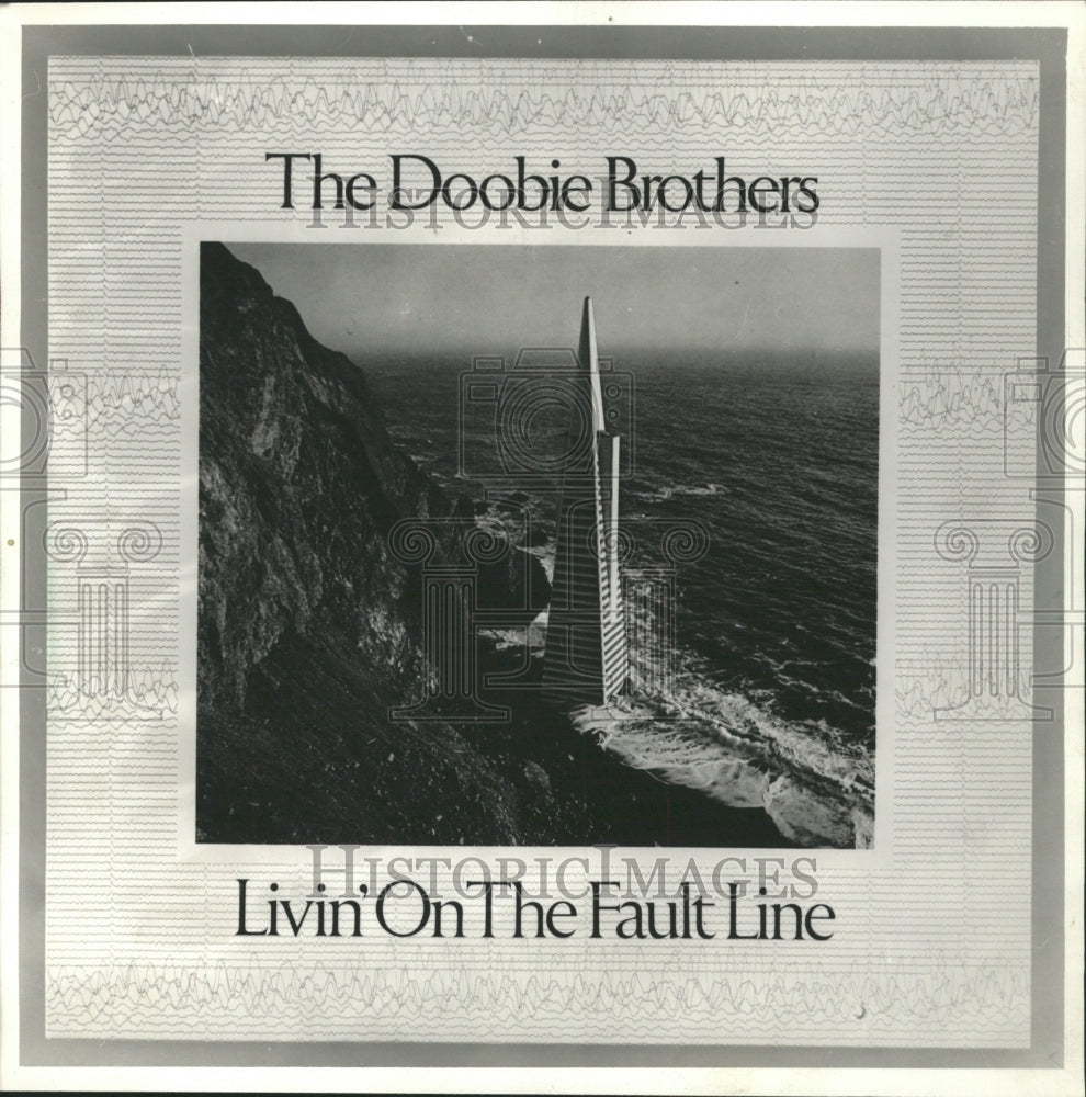1977 Press Photo Doobie Brothers Living Fault Line - RRW50095 - Historic Images