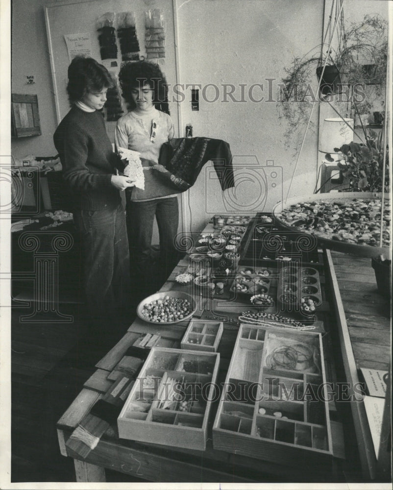 1975 Press Photo Sara Thompson sister Kathleen stock - RRW50107 - Historic Images
