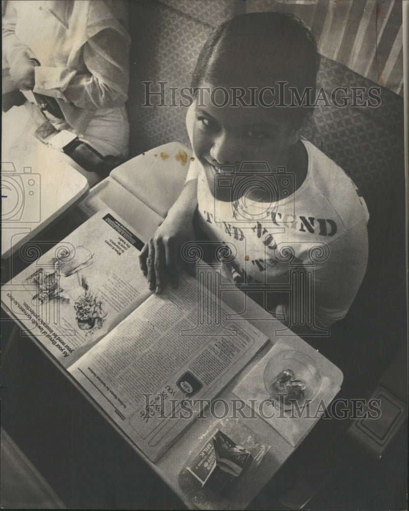 1975 Press Photo Summer Program Nanette Comeaux judging - RRW50137 - Historic Images