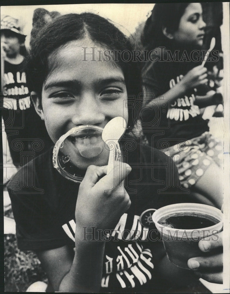 1972 Press Photo Free Summer Lunch Program kid take eat - RRW50161 - Historic Images