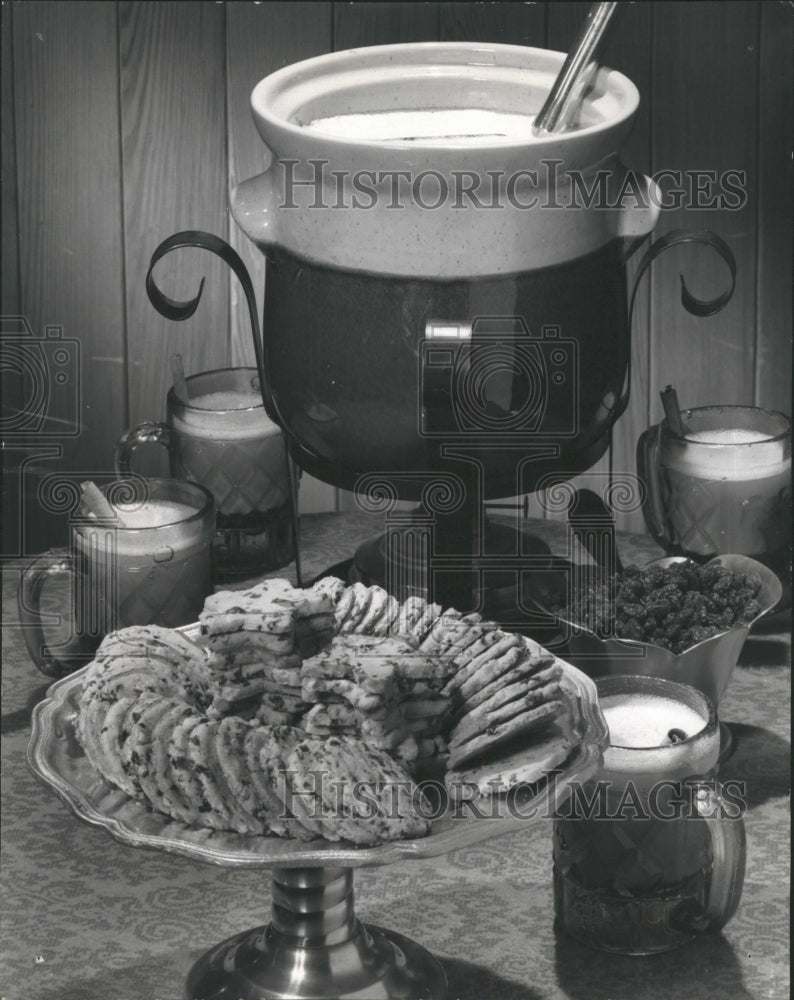 1966 Press Photo Wassail sweet cooky munch food cooked - RRW50193 - Historic Images